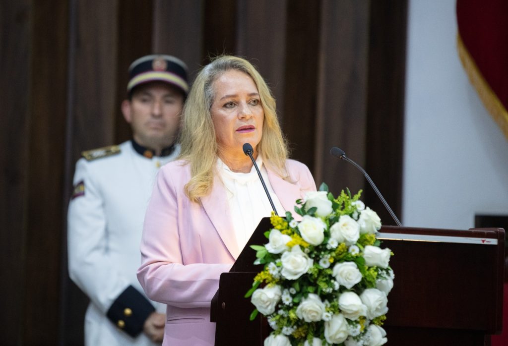 El informe de labores se cumplió en el Salón del Cabildo con la presencia de autoridades e invitados especiales.