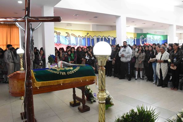 Una capilla ardiente se levantó en las instalaciones del ‘Bernardo Valdivieso’. (Foto cortesía Henry Pilco Martínez.