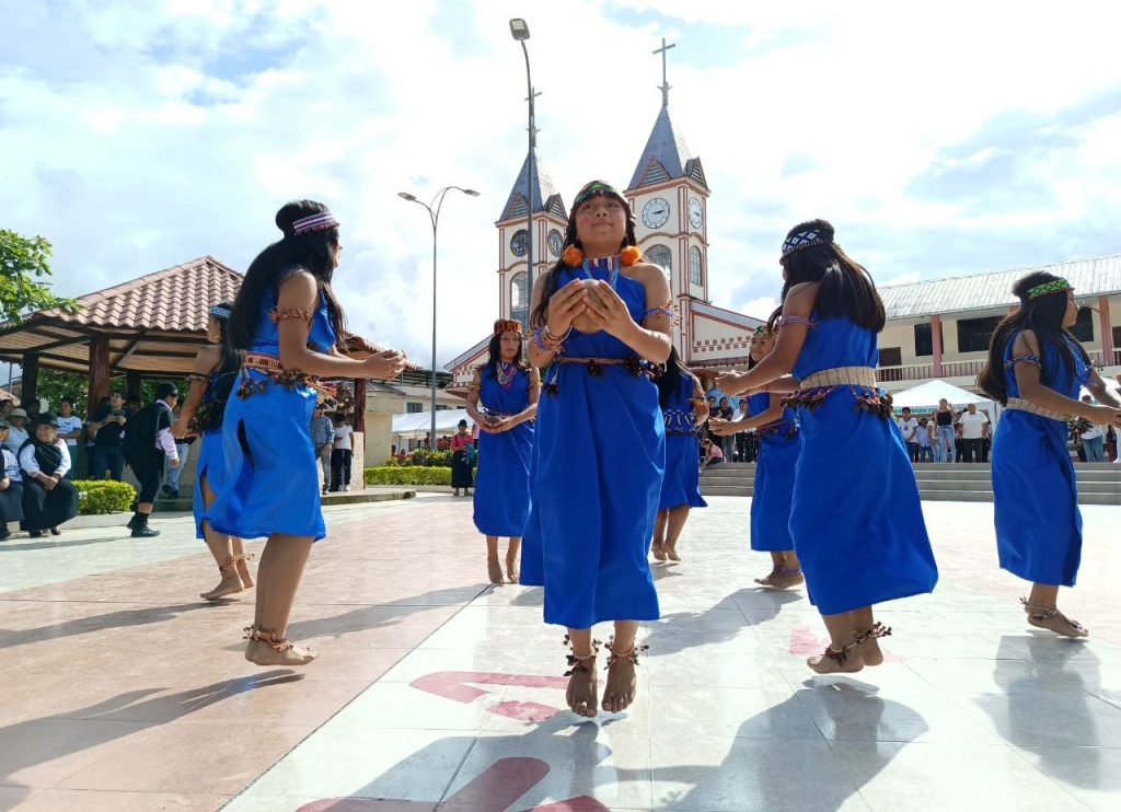 Danzas de la nacionalidad Shuar formaron parte de esta feria.