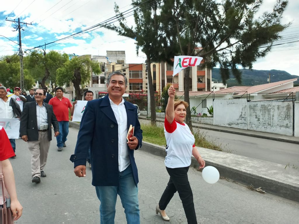 Milton Andrade y Estela Padilla, durante la caminata efectuada antes de la inscripción de sus candidaturas.