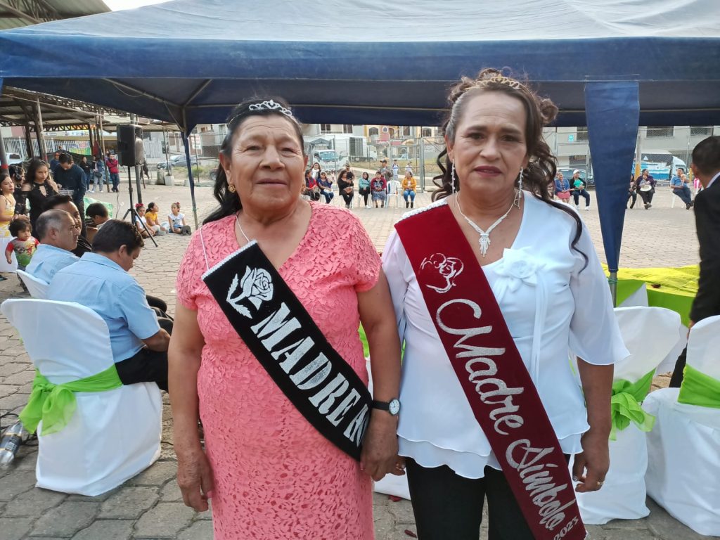Juanita Obregón Vicente, Madre Símbolo; y María Rosario Gualán, Madre Hogar del Mercado del Pequeño Productor.