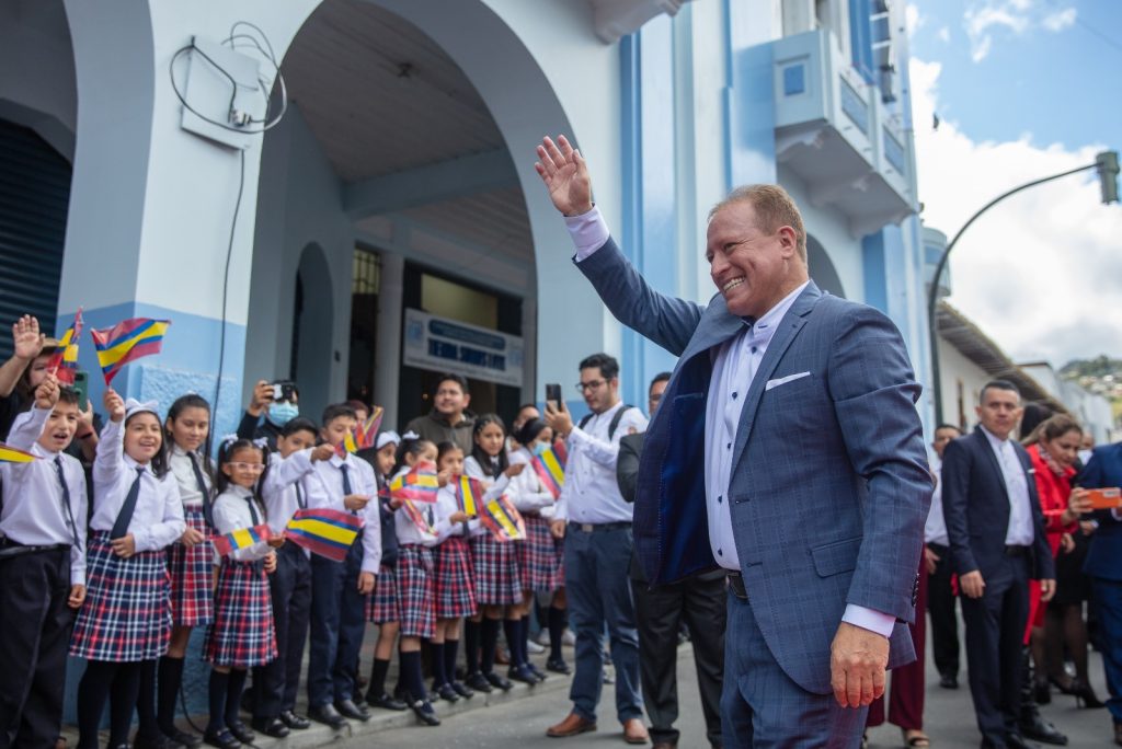 Al llegar a la tribuna, ubicada en el vestíbulo del Municipio, el primer personero saludó a todos.
