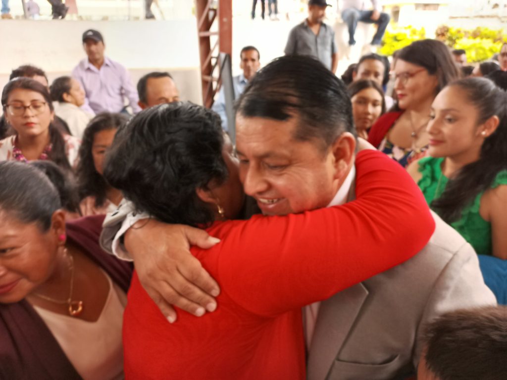 Segundo Jaramillo Quezada recibió la felicitación de quienes asistieron a la ceremonia de posesión.