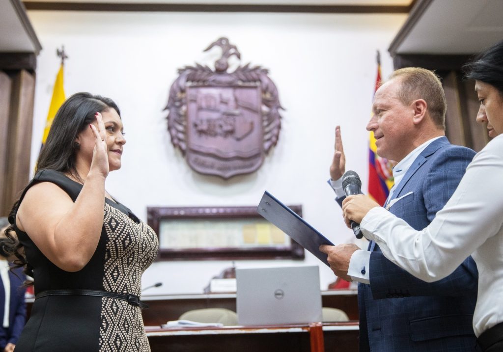 El alcalde, Franco Antonio Quezada Montesinos, posesionó a la flamante alcaldesa, Diana Carolina Guayanay.