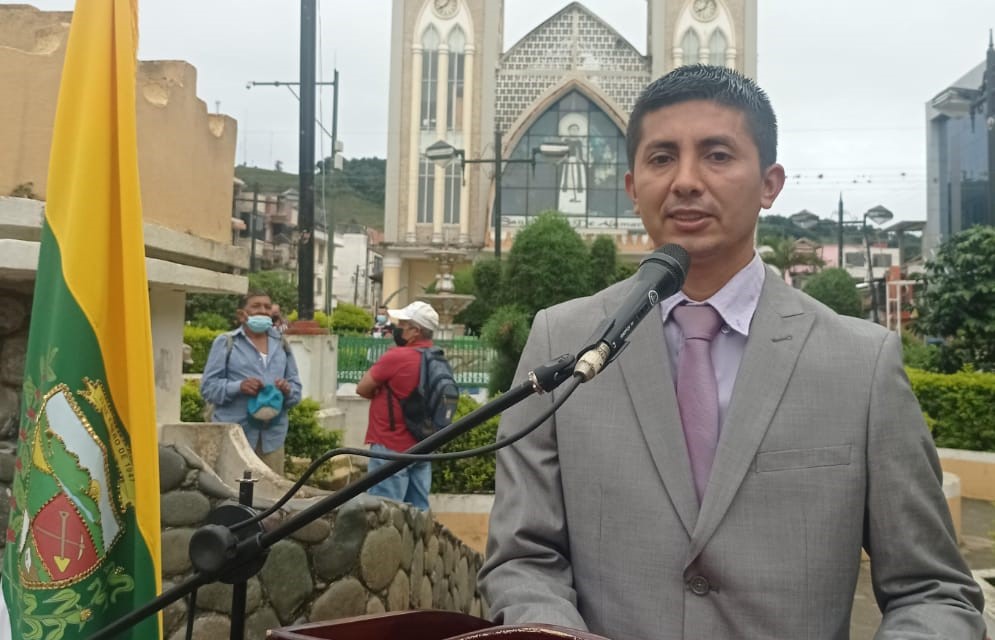 Es periodista profesional, título otorgado por la Universidad Nacional de Loja.