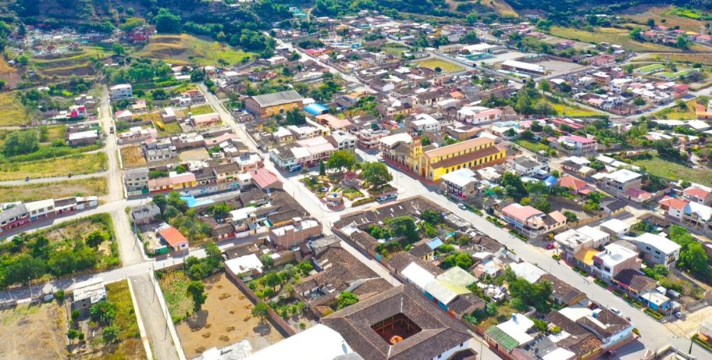 La parroquia catamayense se encuentra ubicada en un sitio estratégico. Es la puerta de entrada al Santuario de El Cisne.