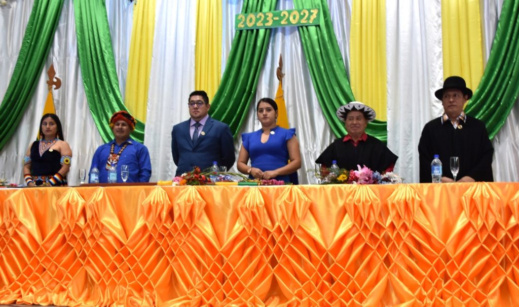 El flamante alcalde, Luis Alfonso Seas Quezada, junto a los concejales.