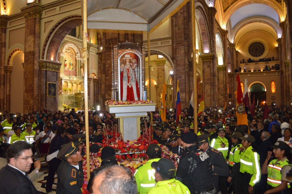 Cientos de fieles acuden a la Catedral cuencana para rendirle tributo a la ‘Churona’.