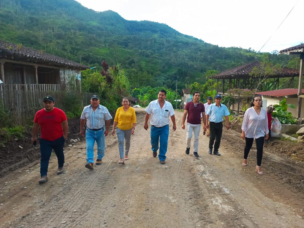 El alcalde junto a los concejales y funcionarios municipales constataron el avance de los trabajos en Pucarón.