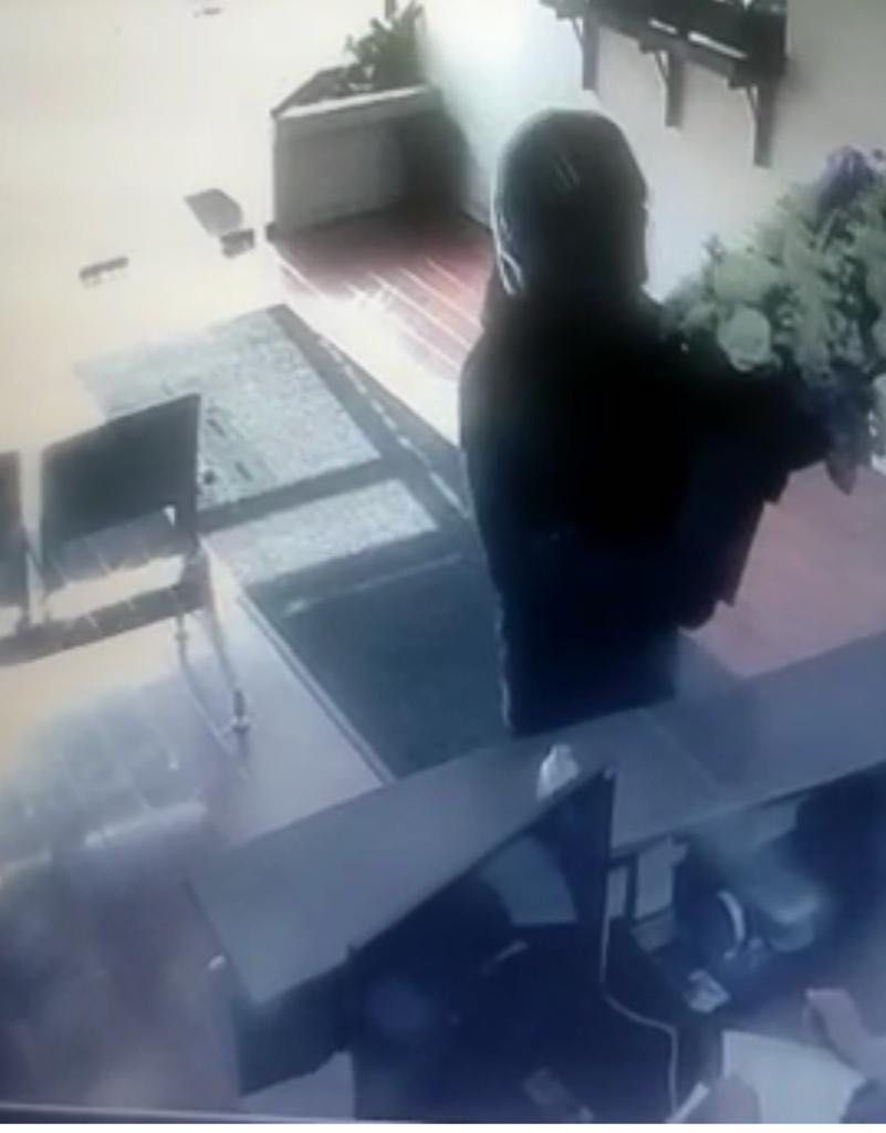 La presidenta del Consejo de Comunicación recibió en su despacho un ramo de flores.