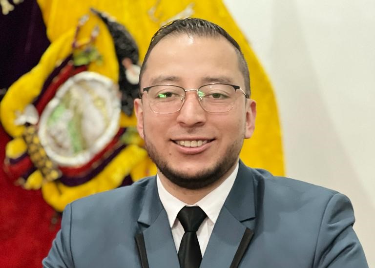 Mario Román Rivera cuenta con aproximadamente ocho años de experiencia en el sector público.
