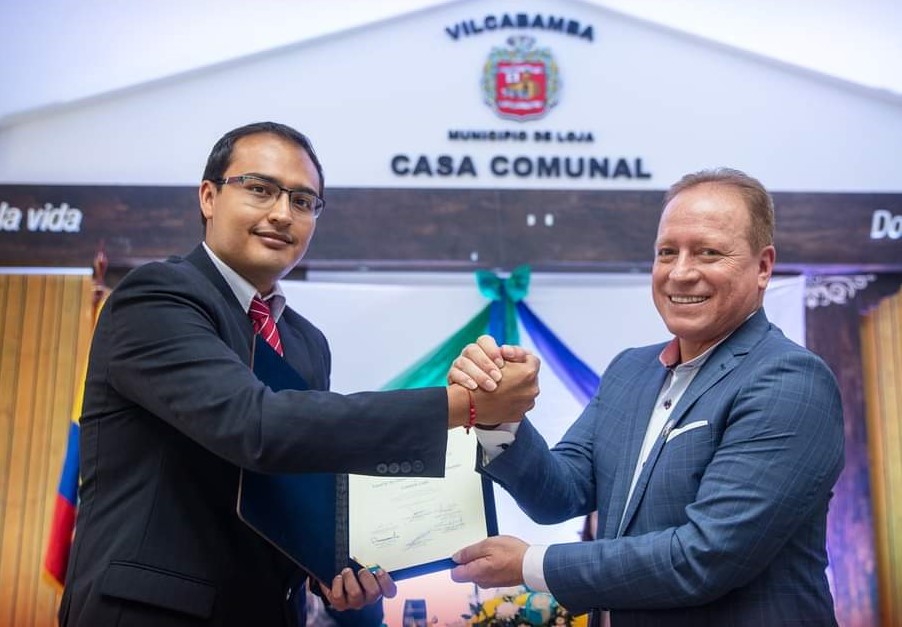 Víctor David Carpio Coronel y el alcalde, Franco Antonio Quezada Montesinos, el día de la posesión de las nuevas autoridades.