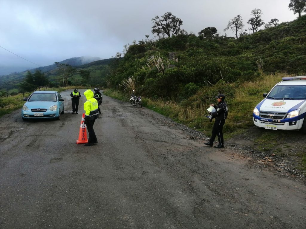 La vía se encuentra en malas condiciones y los moradores están molestos por el abandono.