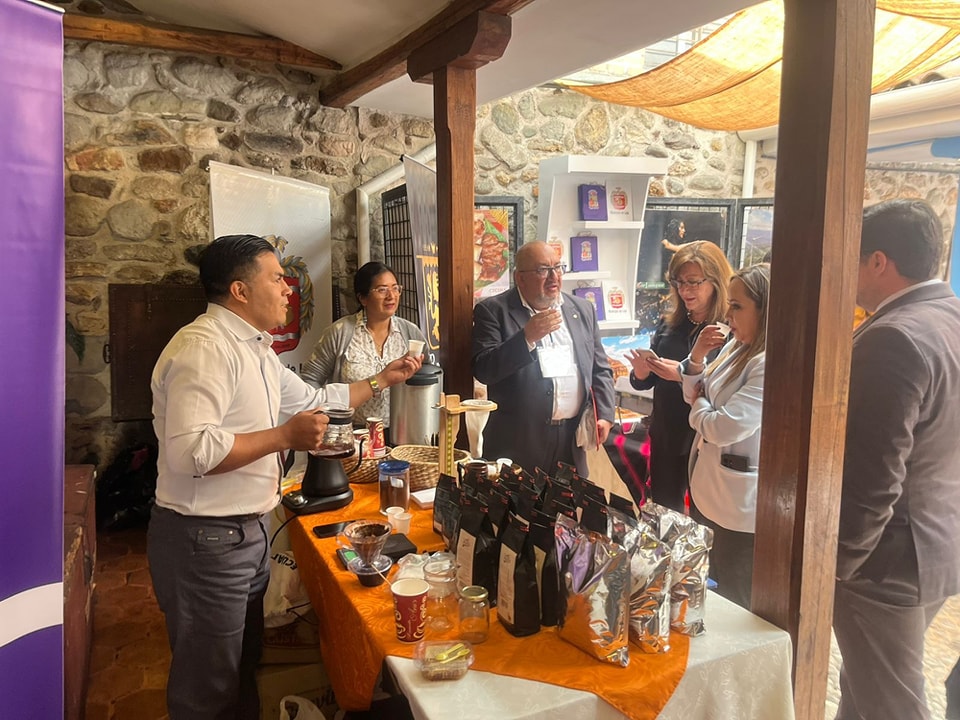 Los emprendedores acuden a distintos lugares para promocionarse e invitar a la Feria de Loja.