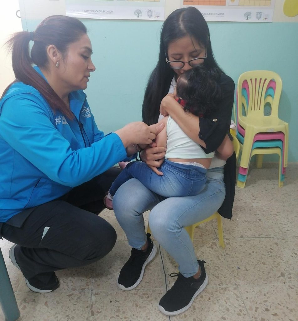 Los padres acompañan a los menores al momento de aplicar las dosis.