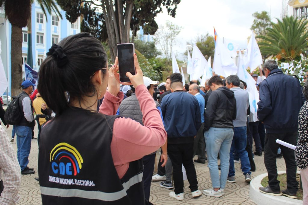 Los funcionarios del CNE recogen evidencias para determinar posible campaña anticipada.