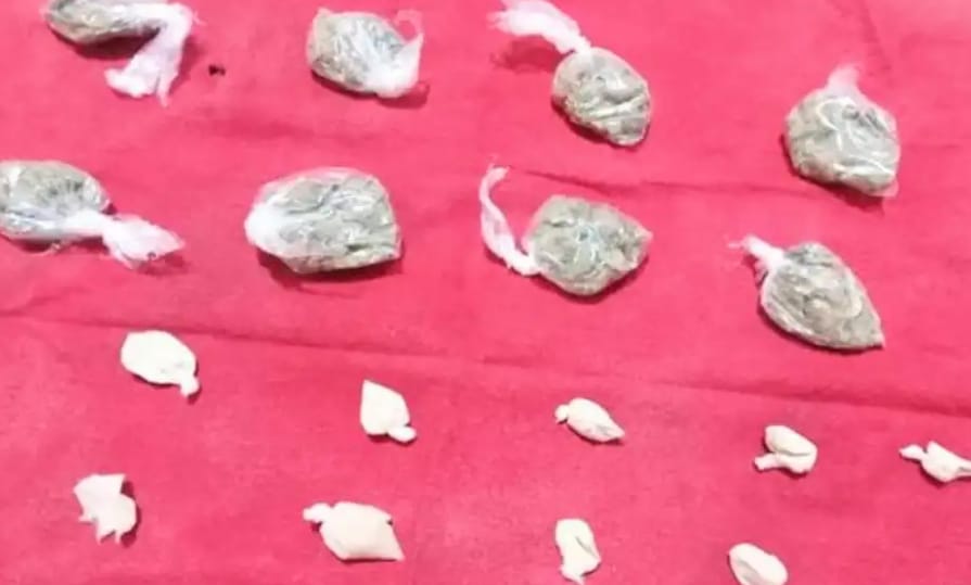 La marihuana y la base de cocaína que ella llevaba.