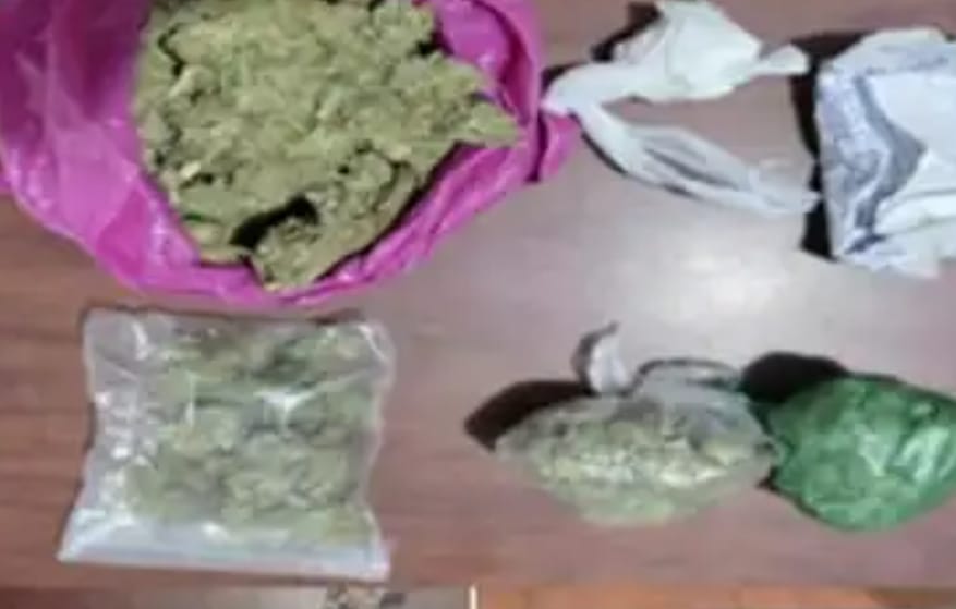 El clorhidrato de cocaína y la marihuana que la Policía Nacional incautó al ciudadano. (fotografía de archivo)