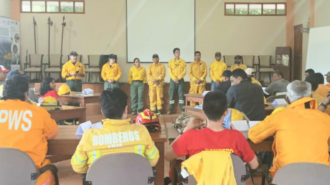 Las bomberas Dora Moncayo Vásquez, Paola Peralta Cabrera y Maritza Eras Merino, entres sus compañeros de capacitación.