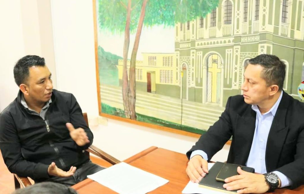 William Chamba Rodríguez (izq.) y Tulio Namicela Saavedra firmaron el convenio.