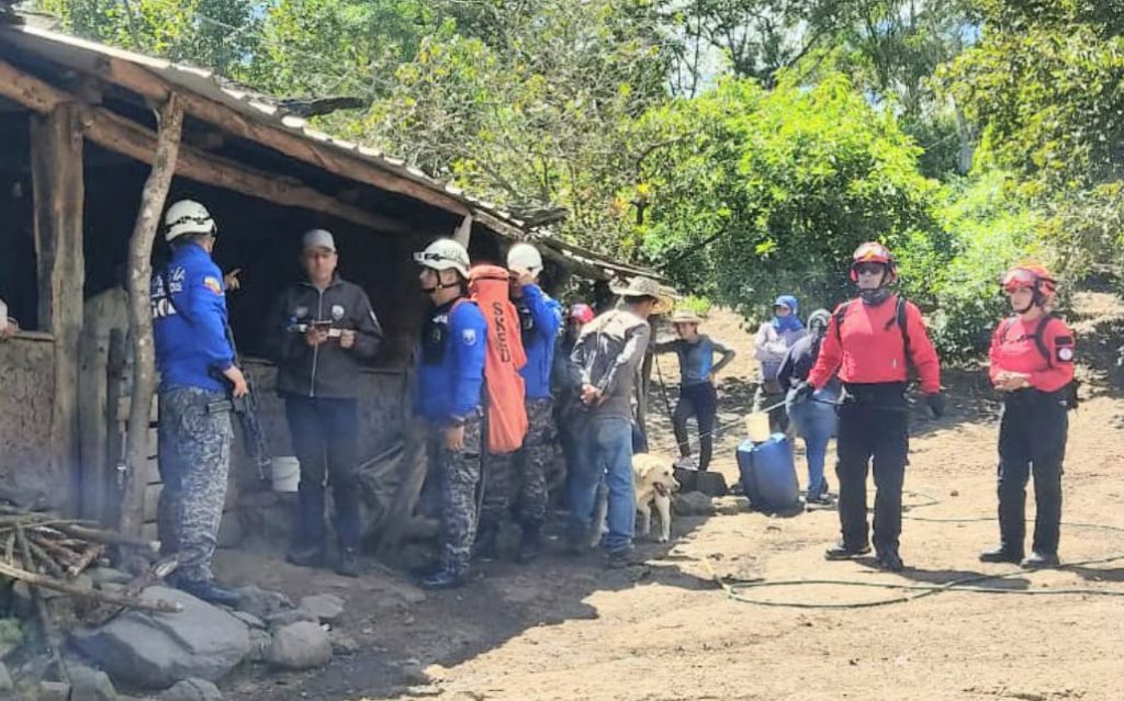 Los casacas rojas y policías del GOE intervienen.