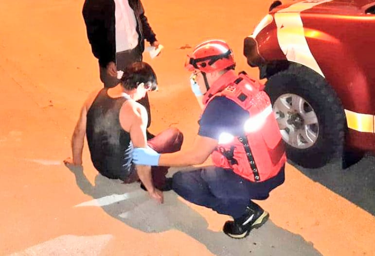 Personal de los bomberos asistió al herido.