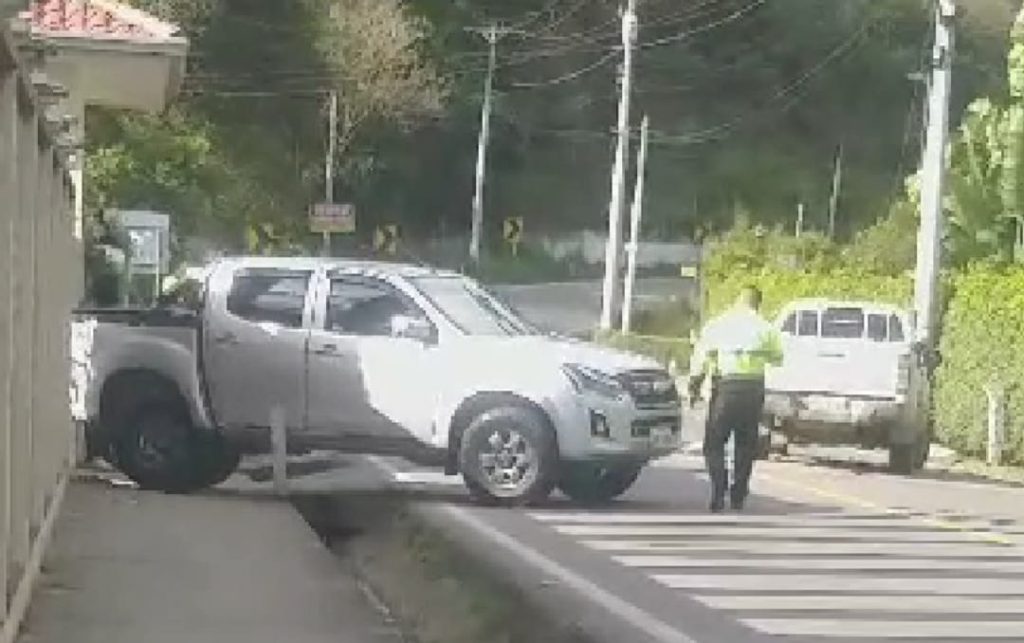 El estruendo del choque asustó a los moradores.