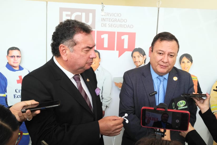 Freddy Bravo Bravo (izq.), gobernador de Loja, y Juan Zapata Silva, ministro del Interior, ayer, participaron de un Consejo de Seguridad.