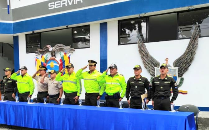 Los escudos realzan la Escuela de Formación de Policías de Loja.