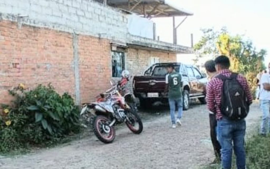 Por el sector Tierras Coloradas, pero del cantón Calvas, el domingo 18 de junio de 2023, ocurrió un accidente de tránsito en el cual se involucraron los conductores de una motocicleta y un automóvil. Al lugar acudieron los uniformados de la Unidad de Policía Comunitaria (UPC) de Calvas para verificar la alerta; en el sector se encontraba el conductor de la motocicleta que se encontraba golpeado. La motocicleta habría sido golpeada por la persona que conducía un automóvil plateado, que habría girado en 'U' intempestivamente al lado contrario por donde circulaba el motociclista y lo golpea. La persona que conducía el automóvil tras el percance se habría marchado del lugar y luego de una persecución ininterrumpida se la localizó en el garaje de una familia particular en donde se la detuvo. CLAVE El accidente ocurrió la tarde del último domingo.