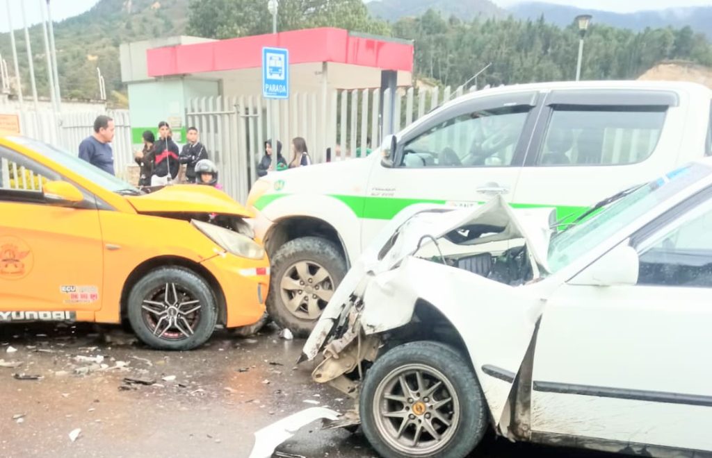 En media carretera quedaron varados los vehículos.