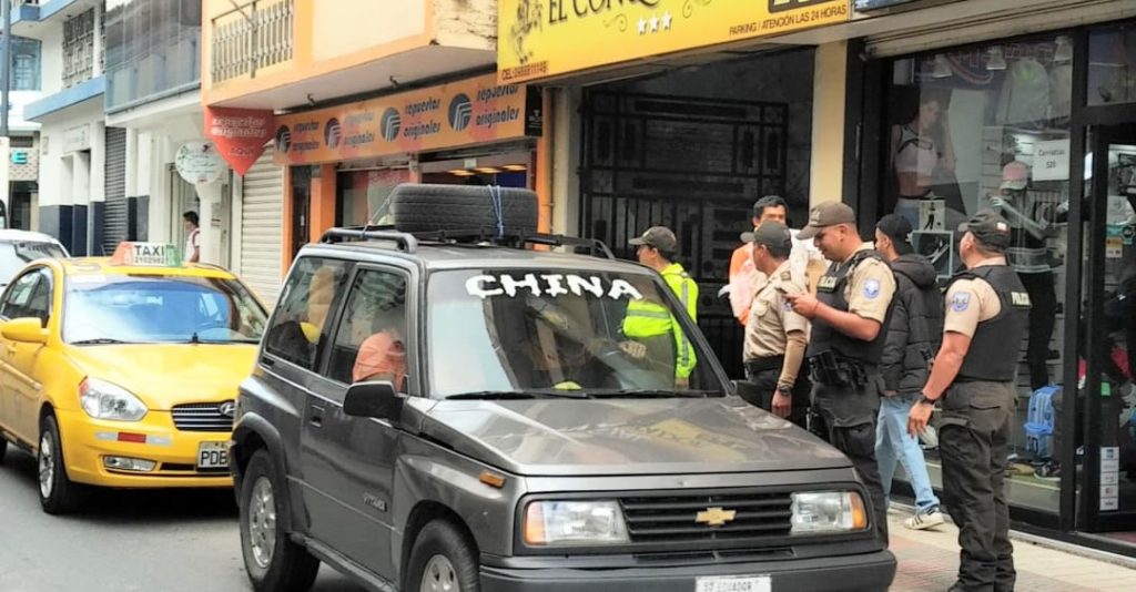 En las calles Sucre entre Colón e Imbabura los policías se apostaron.