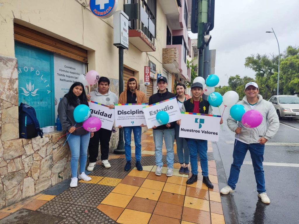 Docentes y estudiantes se ubicaron en diversos puntos de la ciudad de Loja.