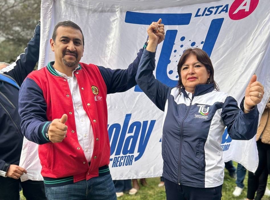 Nikolay Aguirre Mendoza junto a la nueva vicerrectora académica, Elvia Zhapa Amay, minutos después de alcanzar el triunfo.