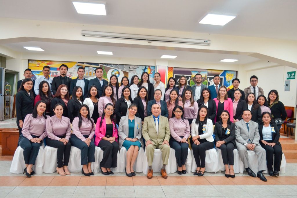 El personal docente y administrativo de la entidad educativa.