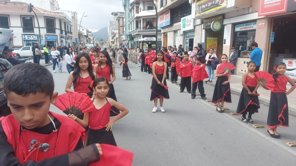 Un colorido pregón se cumplió este lunes 5 de junio por las calles de la ciudad de Loja.