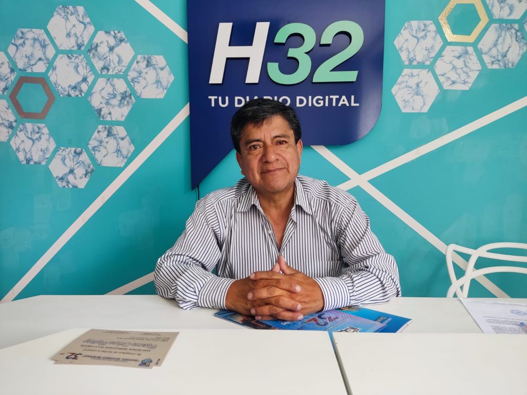 José Amadeus Morocho Placencia, docente del colegio y coordinador del certamen musical.