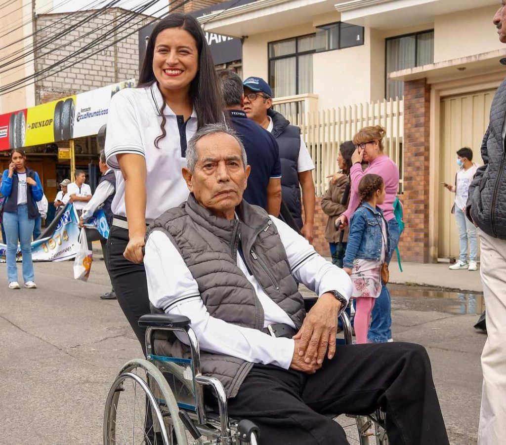 El viernes 2 de junio de 2023 se unió al desfile de los exalumnos danielinos. Lo acompañó su hija Paola.