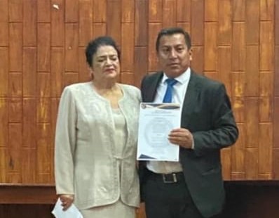La autora del himno, Maruja Valdivieso, entrega la composición al rector del plantel, José Kléber Capa Lima.
