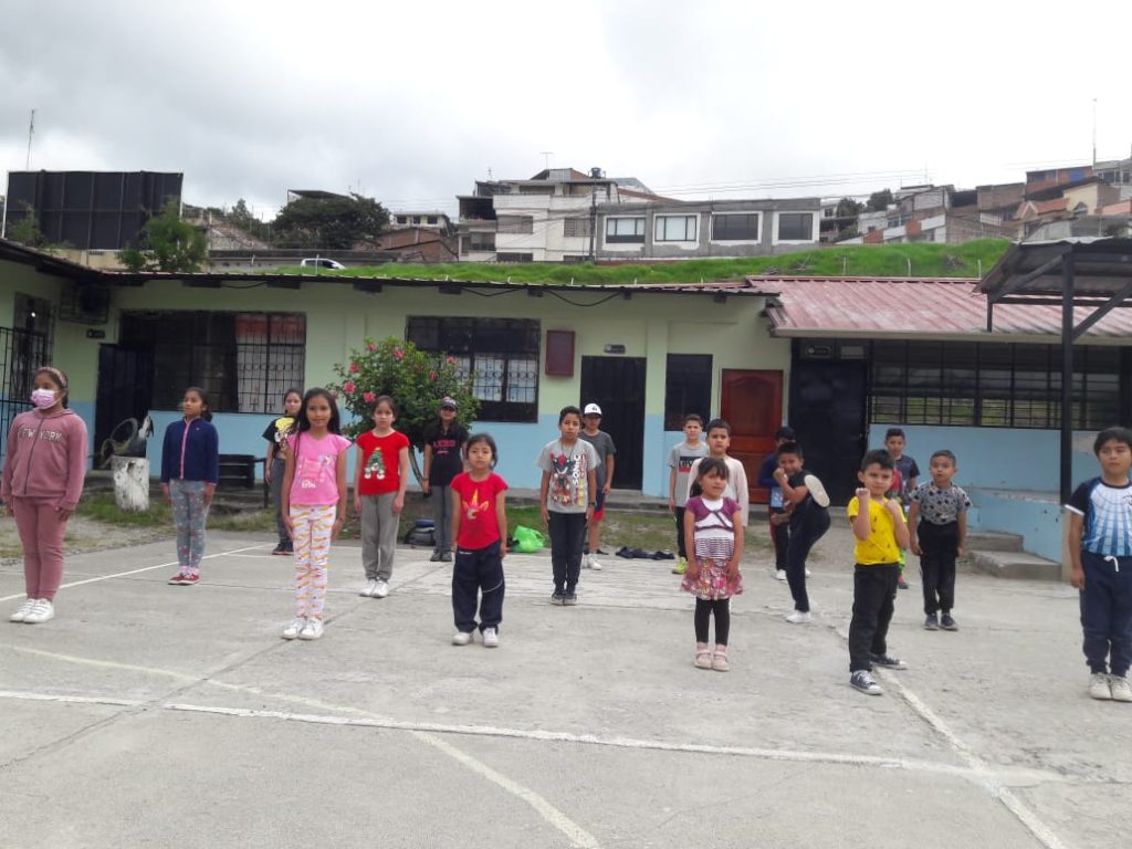 Alrededor de 40 alumnos practican el arte marcial coreano.