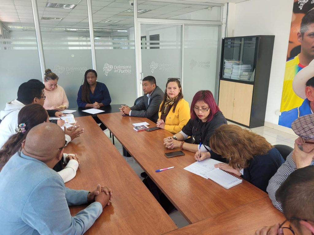 Los maestros perjudicados acudieron a la Defensoría del Pueblo para presentar su queja y encontrar una salida.
