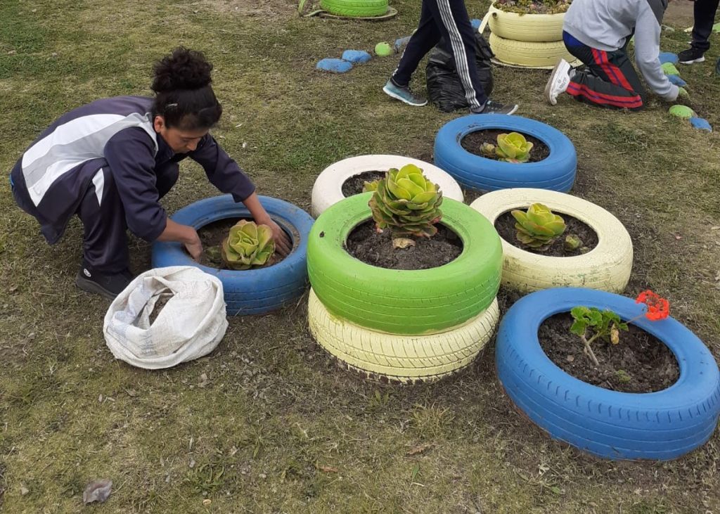 En la actividad participan de manera coordinada los estudiantes y los padres de familia.