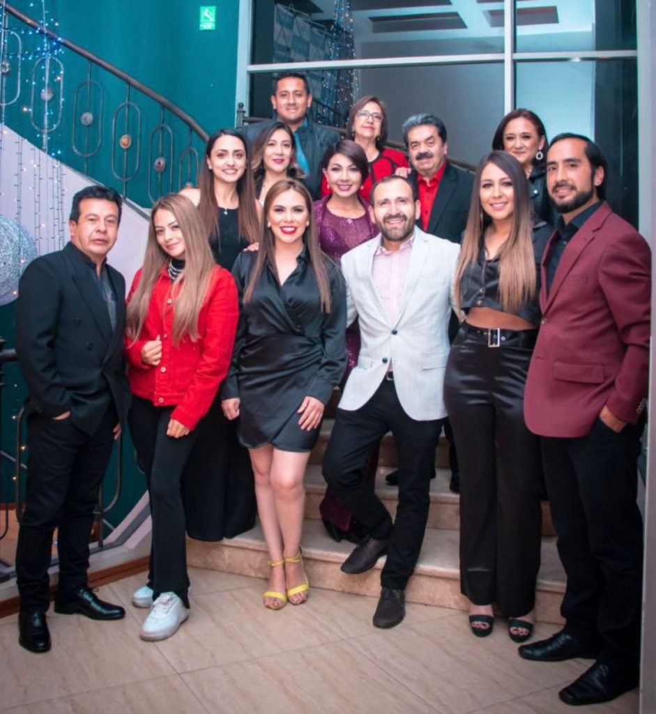 La emisora, gerenciada por Gonzalo Ojeda Feijóo, cuenta con un personal diverso, comprometido con la radiodifusión.