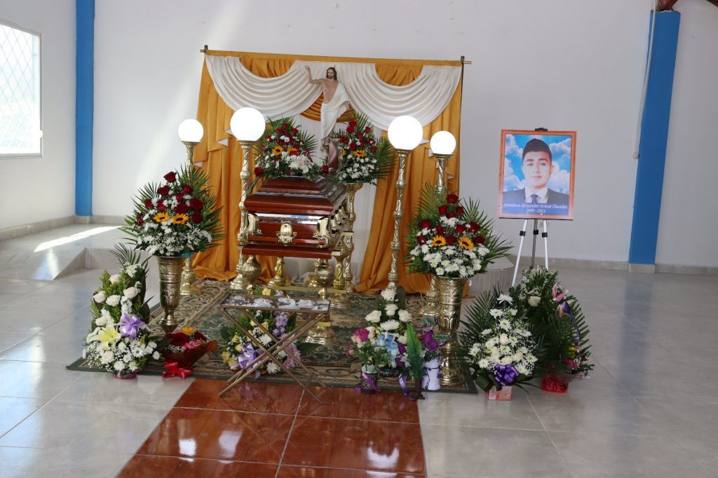 La capilla ardiente de Jonathan Alexander se levantó en Nambacola. (Fotografía cortesía César Augusto Pinta)