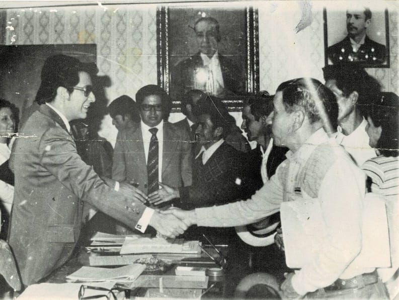 Sergio Polibio León González saluda con el entonces presidente de la República, Jaime Roldós Aguilera.