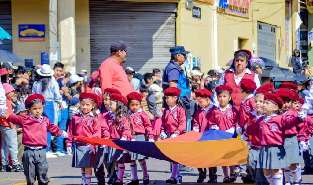 La niñez, a través del desfile, rindió su saludo al cantón lojano.