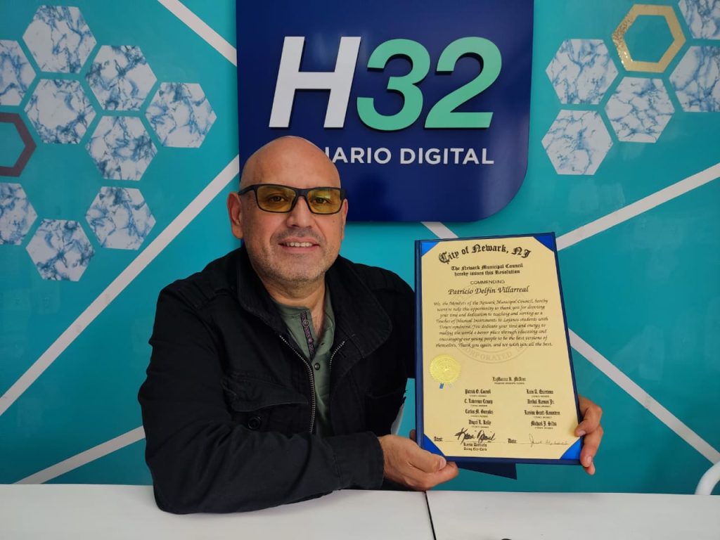 El productor, a raíz de su retorno de Italia, en 2005, se dedicó a esta actividad que la realiza, según dice, con gusto como una retribución al cariño que le ha brindado la sociedad lojana.