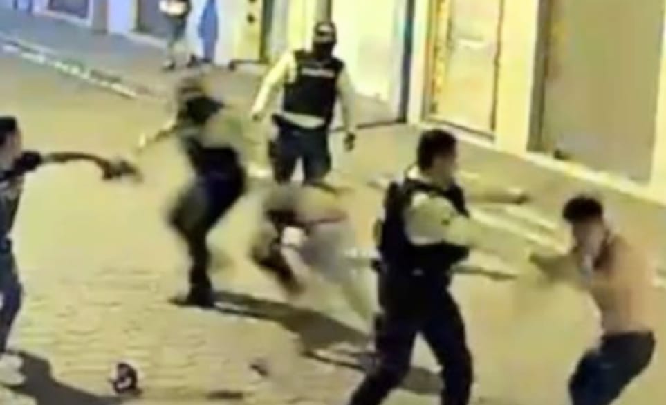 Los ciudadanos lanzaron piedras a los uniformados.