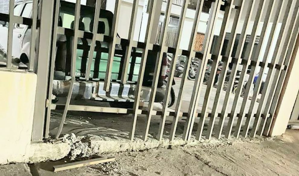 Los barrotes de la puerta metálica fueron averiados por la explosión.