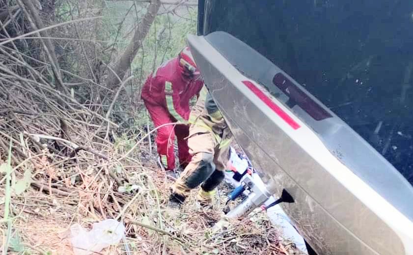 El carro se deslizó por una ladera de 20 metros.